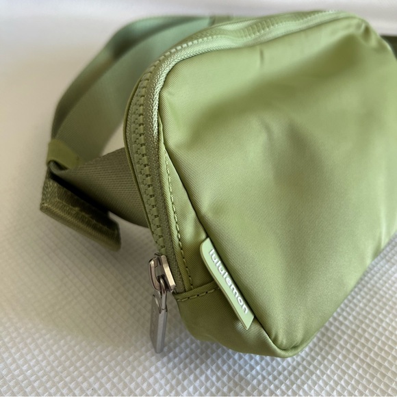 Lululemon Belt Bag 1L Edamame Green - Picture 5 of 12